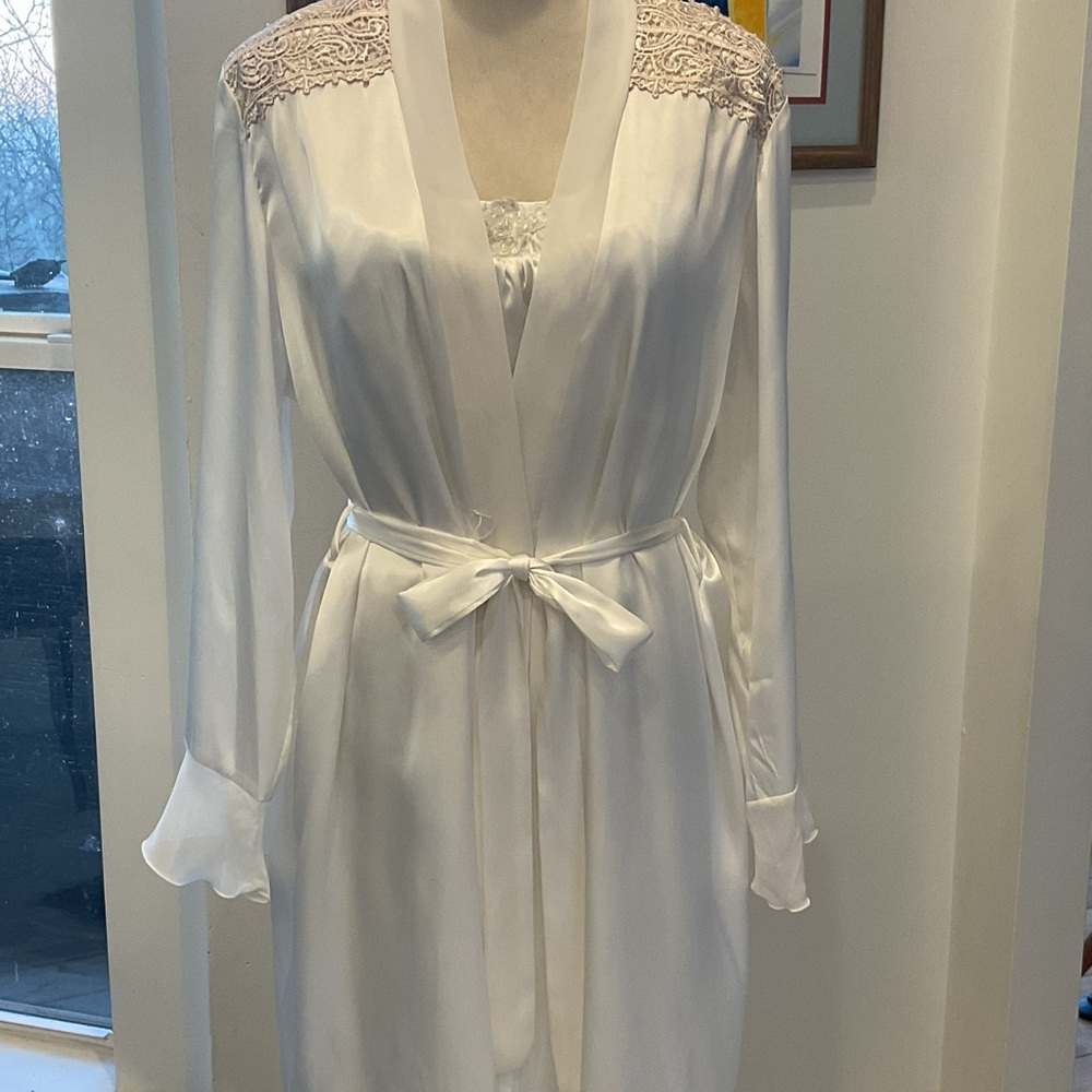 Linea Donatella White Satin Chemise + Robe - Picture 2 of 16